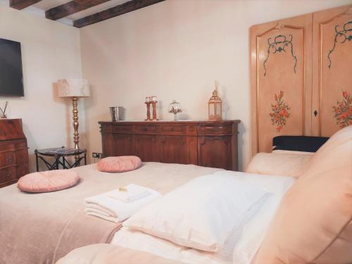- une chambre avec 2 lits et des oreillers roses dans l'établissement Le Pizzocchere, à Venise