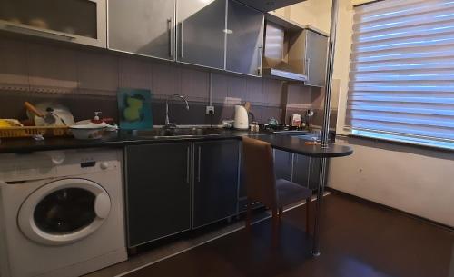 Una cocina o kitchenette en Apartment on Xudu Məmmədov 36