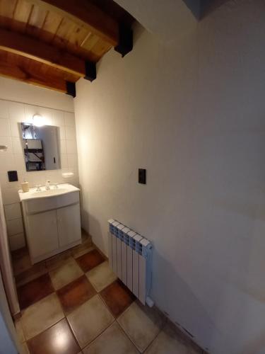 La salle de bains est pourvue d'un lavabo et d'un miroir. dans l'établissement Casa La Encantada, en el pedemonte mendocino, à Luján de Cuyo