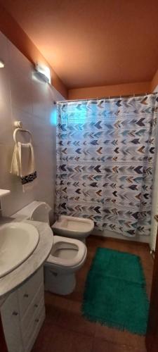 Azul في أوشوايا: حمام مع مرحاضين ودش مع ستارة دش للأسماك