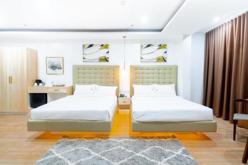 Postel nebo postele na pokoji v ubytování The Glend Hotel Iloilo