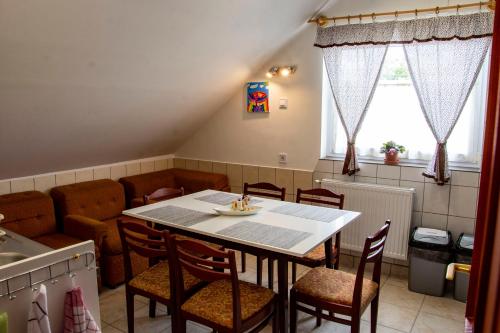 uma sala de jantar com mesa e cadeiras em Luca Apartman em Esztergom