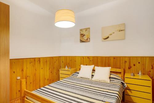 een slaapkamer met een bed met 2 kussens erop bij Casa Mariposa in Valsequillo
