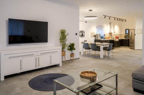 TV a/nebo společenská místnost v ubytování וילה רוני בריכה מחוממת Villa Roni Heated pool