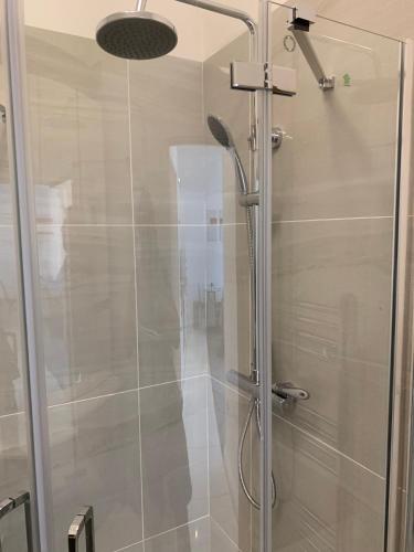 W łazience znajduje się prysznic ze szklanymi drzwiami. w obiekcie The office at the old Forge 