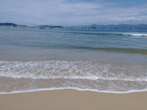 a beach with the ocean and the shoreline at Pousada da Tia Lena in Florianópolis