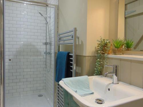 Ένα μπάνιο στο Charming townhouse with sunny garden