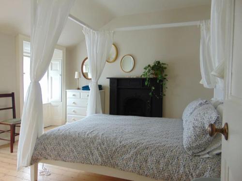 Ένα ή περισσότερα κρεβάτια σε δωμάτιο στο Charming townhouse with sunny garden