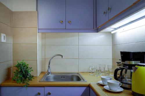 Sunny all day apartment near Athens city center