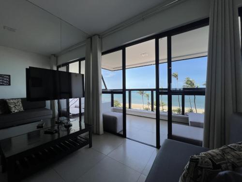 sala de estar con vistas al océano en Particular Iracema Residence, en Fortaleza