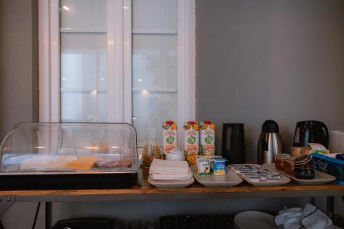 una encimera con una mesa con comida. en The Lx Hill, en Lisboa