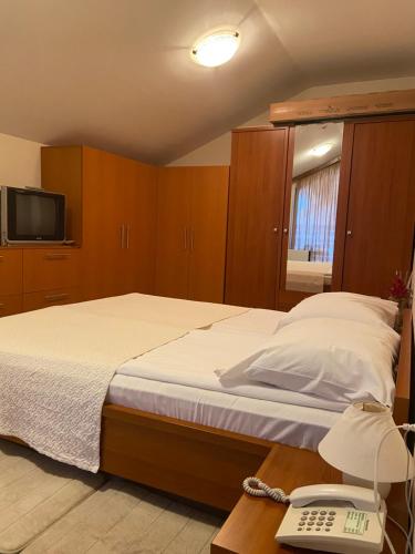 Postel nebo postele na pokoji v ubytování Luxory aparthotel in 4 star SPA hotel st Ivan Rilski, Bansko