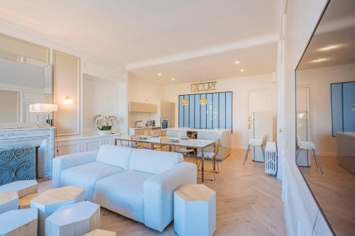 un salon avec un canapé et une table dans l'établissement PRESTIGE Heart of Reims, à Reims