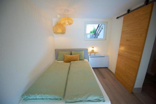 a bed in a small room with a window at Serpolet - Studio loft - Sauna in Leysin
