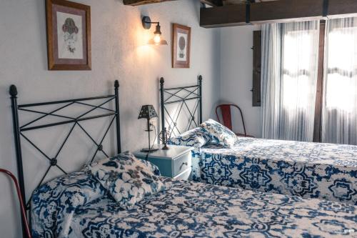 two beds sitting next to each other in a bedroom at Picaza del Jerte in Cabezuela del Valle