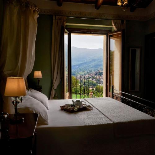 a bedroom with a large bed with a large window at Piana la Gatta in Cusano Mutri