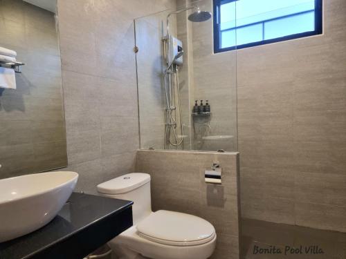 y baño con aseo, lavabo y ducha. en Bonita Pool Villa en Buriram