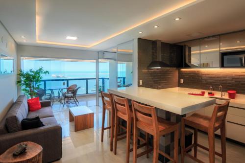 uma cozinha em plano aberto e sala de estar com vista para o oceano em Particular Iracema Residence em Fortaleza