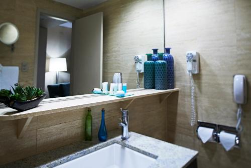 W łazience znajduje się umywalka i lustro. w obiekcie Miami International Airport Hotel w Miami