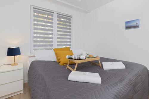 ein Schlafzimmer mit einem großen Bett mit zwei Handtüchern darauf in der Unterkunft Dedala Apartment 300m to the Beach by Renters in Gdynia