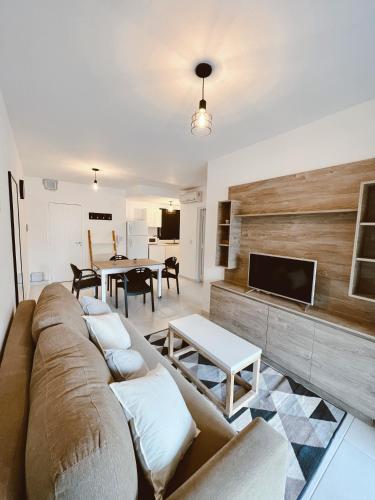 a living room with a couch and a table at HOUM alojamientos, NORTH GREEN in Villa Allende