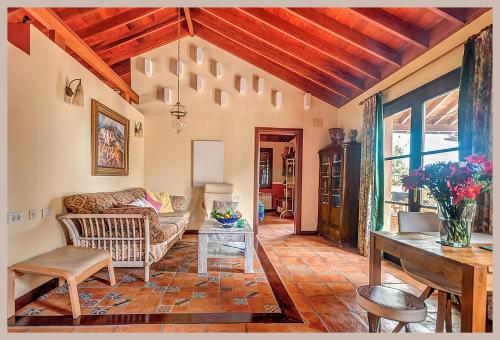 sala de estar con sofá y mesa en Finca Cebollino, en La Orotava