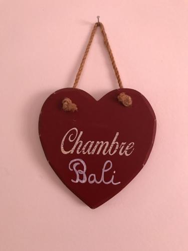 2 CHAMBRES B&B PRÈS DE L'AÉROPORT ET DU MEETT في بلانياك: علامة على شكل قلب مع كلمة رومانسية باليت
