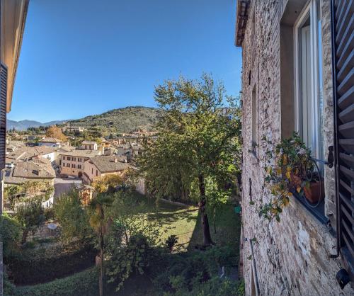 een uitzicht vanuit een raam van een dorp bij Lizium Spoleto in Spoleto
