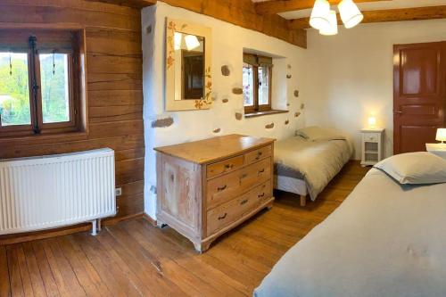 - une chambre avec 2 lits et une commode dans l'établissement Le patio du Château de Thanvillé, à Thanvillé