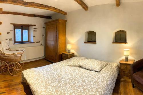 - une chambre avec un lit, un canapé et une chaise dans l'établissement Le patio du Château de Thanvillé, à Thanvillé