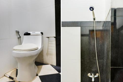 2 fotos de un baño con aseo y ducha en SPOT ON 91887 Penginapan Rindu en Nagoya