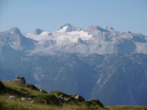 a view of a mountain range with snow at 'dasBergblick' in Altaussee