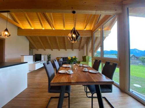 a dining room with a wooden table and chairs at 'dasBergblick' in Altaussee