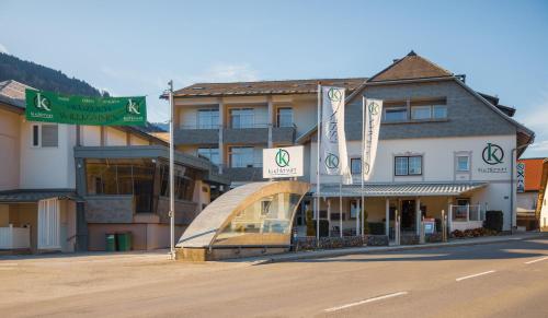 a building with a street sign in front of it at Hotel Kuchlerwirt in Treffen