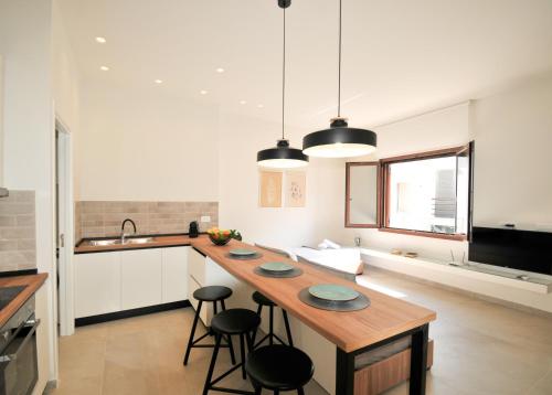 een keuken met een tafel en wat zwarte krukken bij Borgo Nuovo in Rhodos-stad