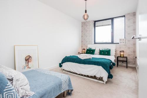 1 dormitorio con 2 camas y ventana en 2-Bed Apartment Near Basildon Train Station, en Basildon