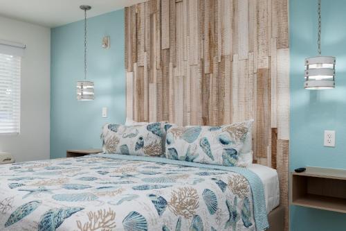 a bedroom with a bed with blue walls at Bluff's Landing Marina & Lodge in Flour Bluff