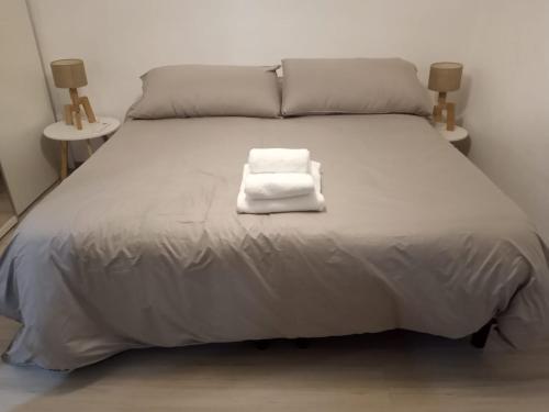 Una cama con dos toallas encima. en Cabildo Complete Suite 3 en Buenos Aires
