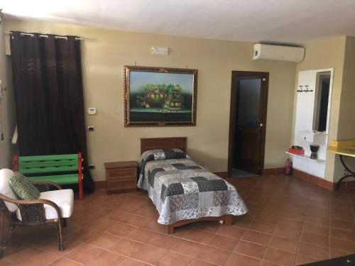 - une chambre avec un lit et une photo sur le mur dans l'établissement B&b Villa Candida, à San Felice a Cancello