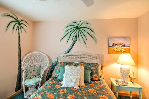 1 dormitorio con 1 cama con una palmera en la pared en Kitty Hawk Townhome at Sea Dunes - Walk to Beach!, en Kitty Hawk