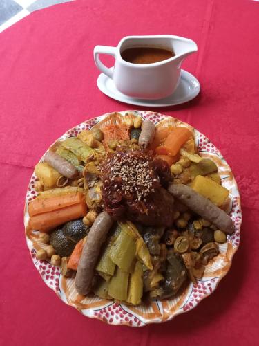 un piatto di cibo su un tavolo con una tazza di caffè di Dar al Sultan a Marrakech