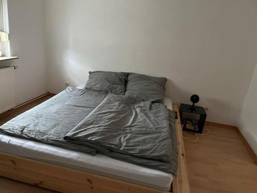 een ongeëvenaard bed in een slaapkamer met een houten frame bij Kleine Auszeit in Trebbin