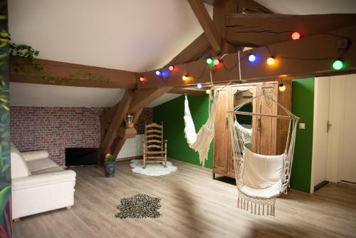 una sala de estar con paredes verdes y suelo de madera. en Vivez une experience unique a Carcassonne en Carcasona