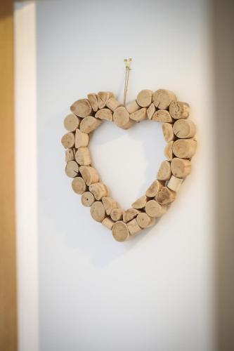 a heart shapedreath made out of drift wood at Burgess Yard 2-bedroom cottage, Bath in Bath
