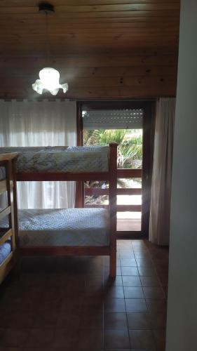 two bunk beds in a room with a window at Casa de vacaciones Faro 1 in Mar del Plata