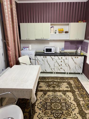 a small kitchen with a table and a microwave at SorocaMotel in Soroca