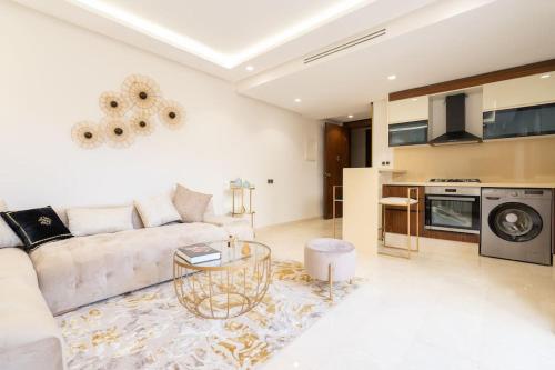 un salon avec un canapé et une table dans l'établissement Luxury one bedroom in Maarif one, à Casablanca