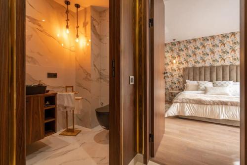 - une chambre avec un lit et une salle de bains dans l'établissement Luxury one bedroom in Maarif one, à Casablanca