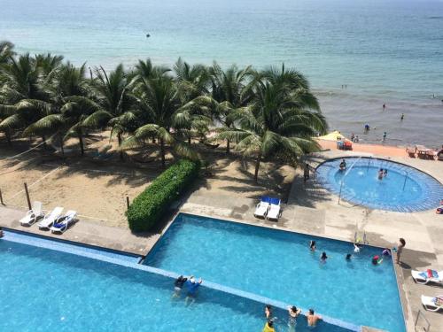 an overhead view of a swimming pool next to a beach at Vacaciones Playa Azul in Tonsupa