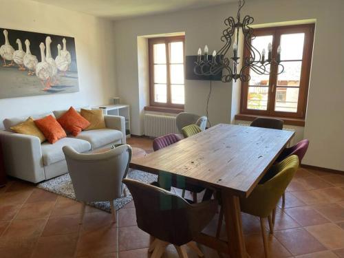 sala de estar con mesa de madera y sillas en Der Norden des Gardasees, en Tenno